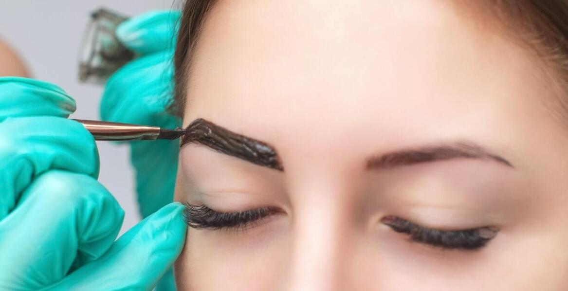 Przewodnik po najnowszych trendach w kosmetycznej koloryzacji brwi henną