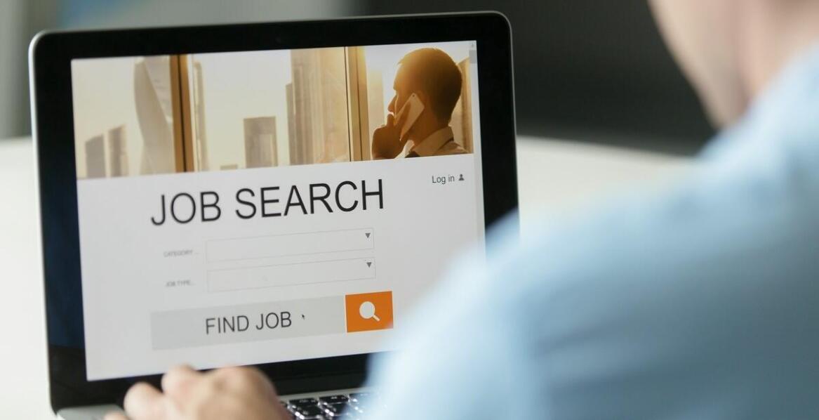 Jak skutecznie korzystać z portali ogłoszeniowych, aby znaleźć pracę w opiece nad seniorami?