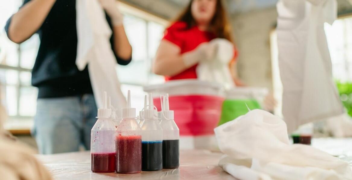 Zastosowanie barwników w produkcji dekoracyjnych materiałów – co warto wiedzieć?