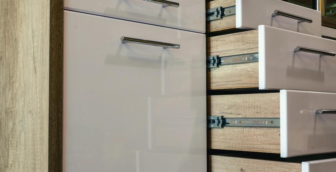 Najnowsze trendy w meblowych akcesoriach – co warto znać?