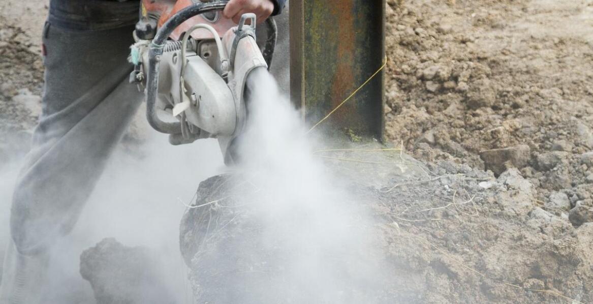 Zastosowanie piły Wacker w trudnych warunkach terenowych.