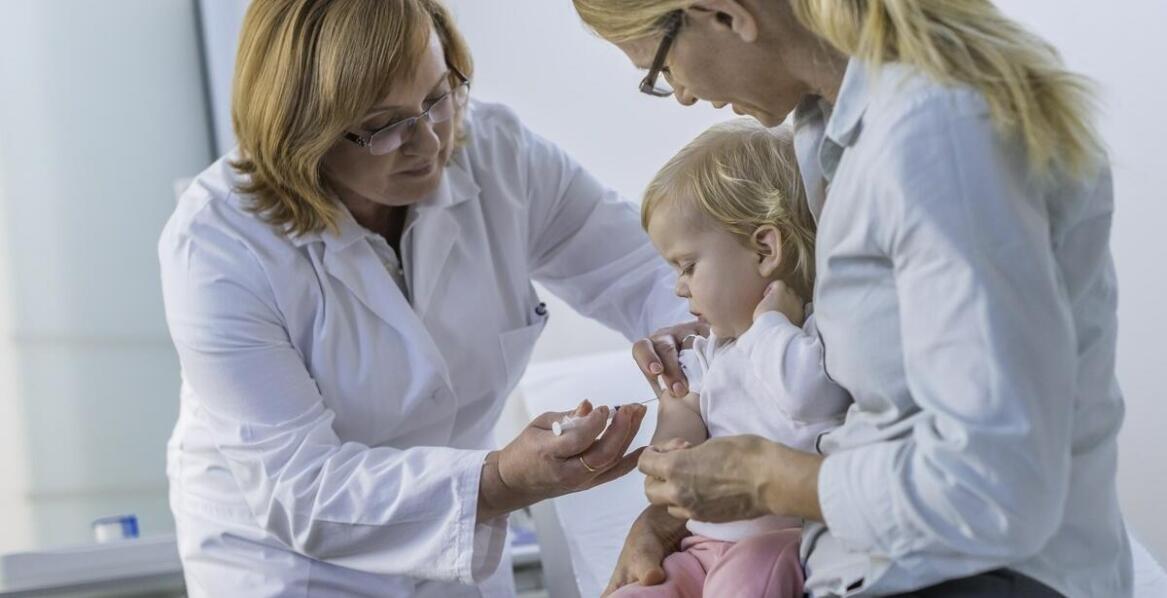Benzokaina a lidokaina: Jakie są różnice w zastosowaniu pediatrycznym?