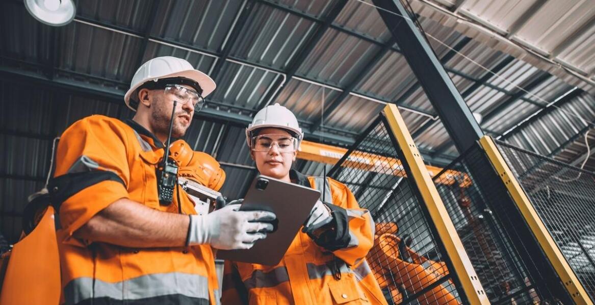 Jakie są zalety stosowania BHP spodni w różnych sektorach przemysłu?