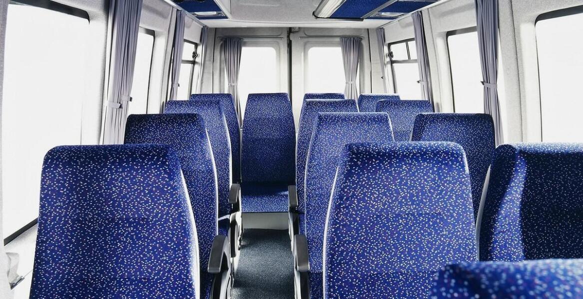 Jak wybrać fotele z pasami do busa dla rodzin podróżujących z dziećmi?