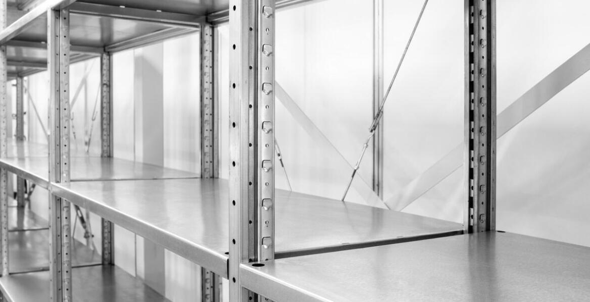 Dlaczego jakość materiałów użytych do produkcji regałów jest kluczowa?