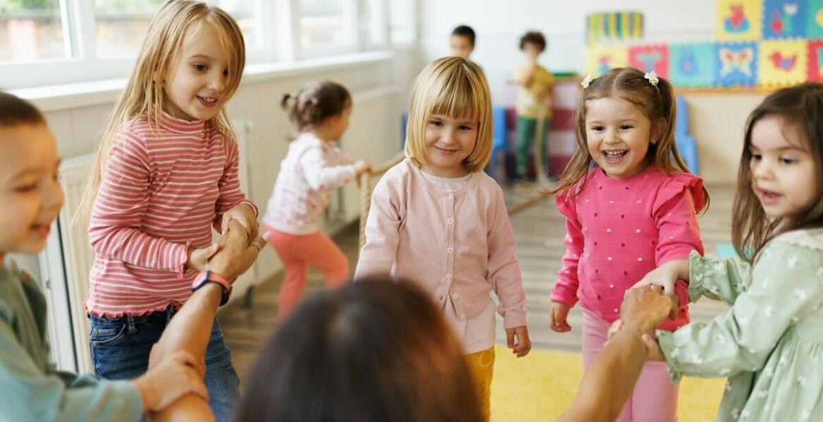Jak rozwijamy społeczne umiejętności dzieci poprzez grupowe zabawy?