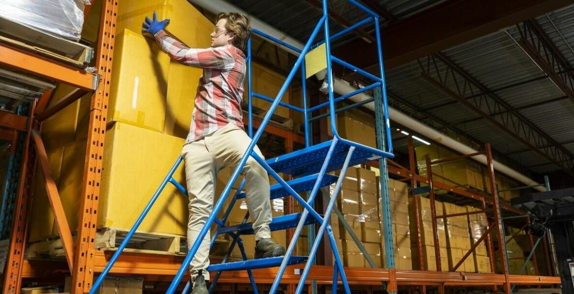 Rola magazynowych drabin w zwiększaniu wydajności pracy zespołu