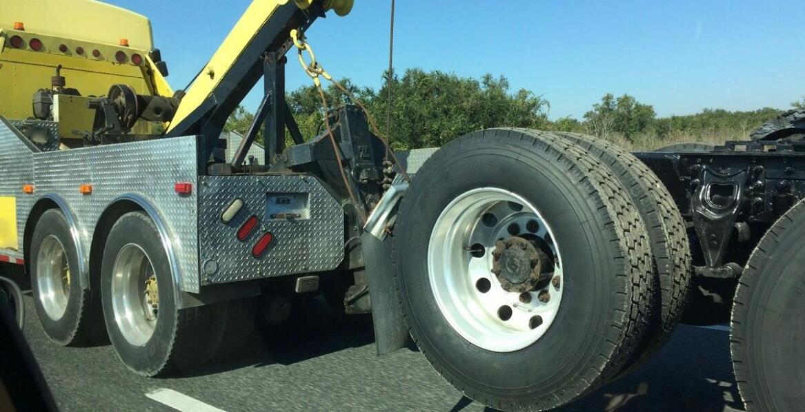 Wyciąganie pojazdów z trudnych terenów – jak firma pomaga w wyciąganiu ciężarówek?
