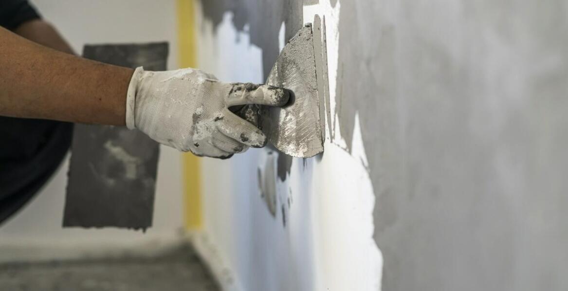 Agregaty do tynków a precyzyjne nakładanie tynków – co warto wiedzieć?
