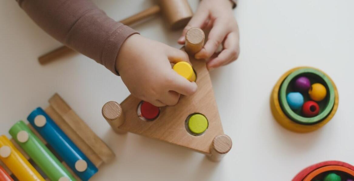 Jak kulkowy tor Montessori wpływa na rozwój motoryczny dziecka?