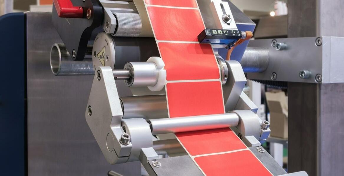 Zastosowanie wykrojników o różnych kształtach w produkcji etykiet.