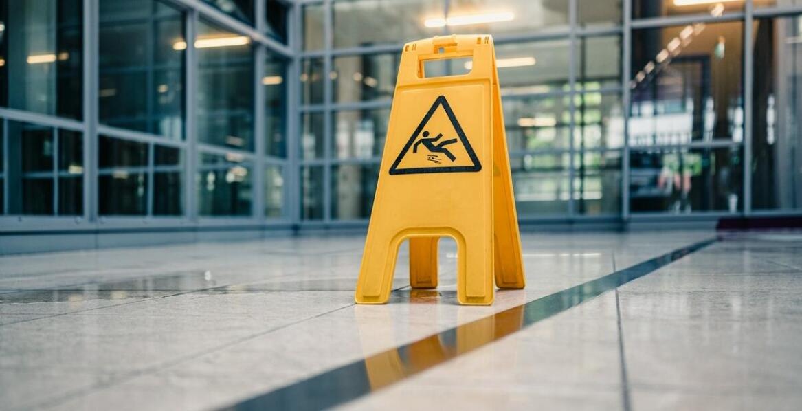 Wpływ ostrzegawczych tabliczek na bezpieczeństwo w komercyjnych budynkach