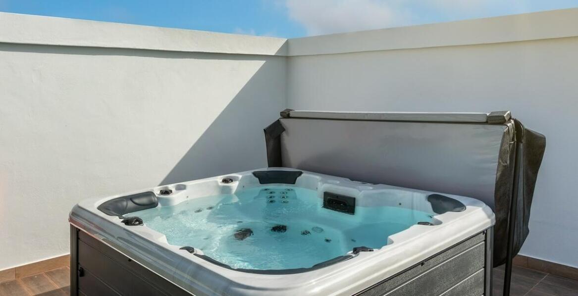 Wybór idealnego tarasowego jacuzzi dla Twojego ogrodu