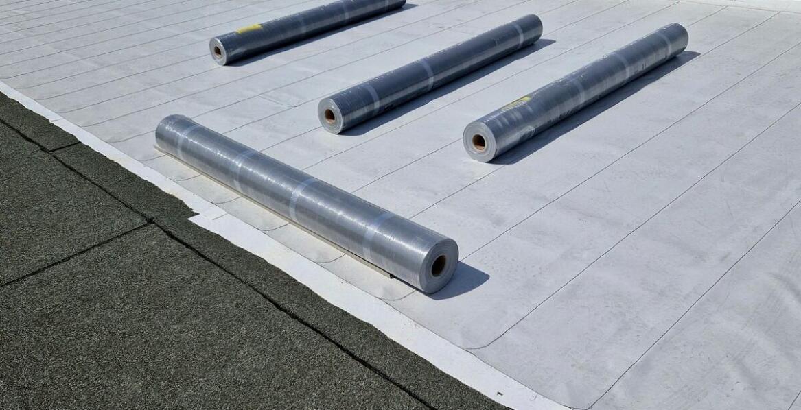 Jak dobrać odpowiednie materiały do konstrukcji płaskiego dachu?