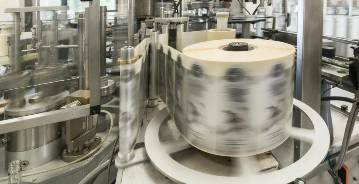 Jakie prawne aspekty należy wziąć pod uwagę przy projektowaniu etykiet termokurczliwych?