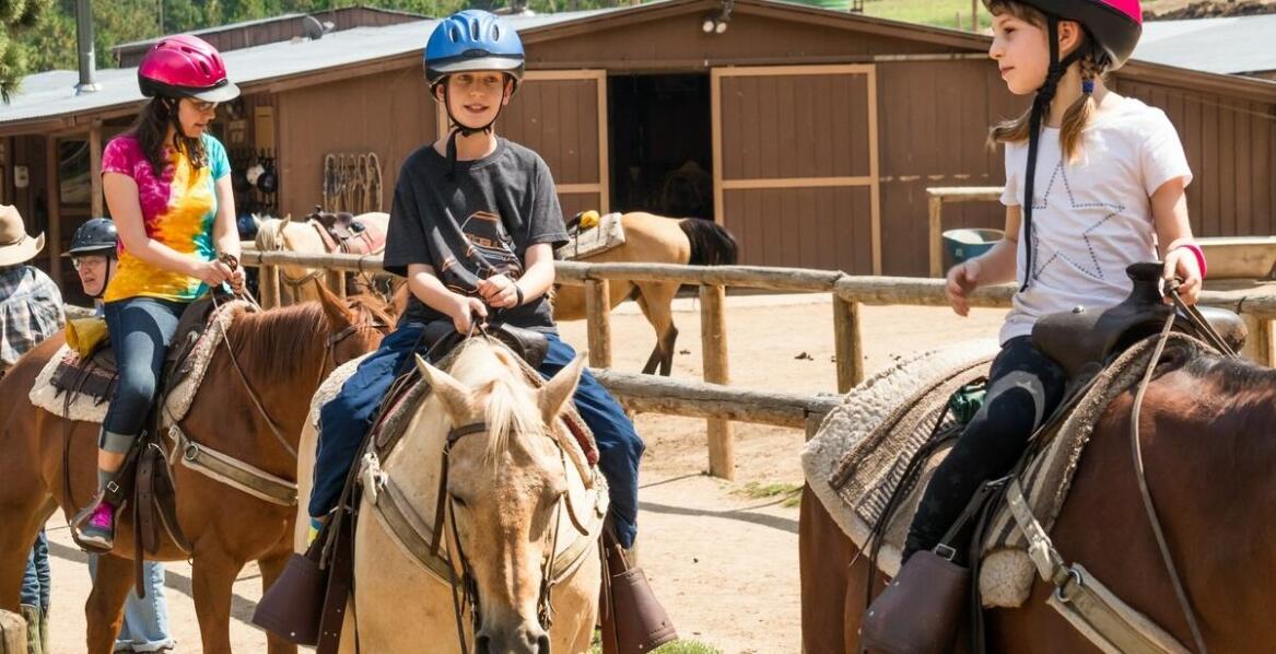 Integracja rówieśników podczas weekendu w siodle dla dzieci.