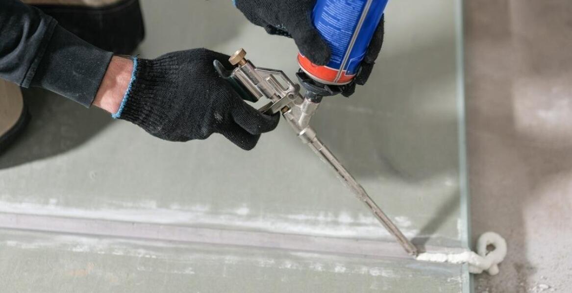 Jak trwale i estetycznie wypełniać dylatacyjne szczeliny w budownictwie?