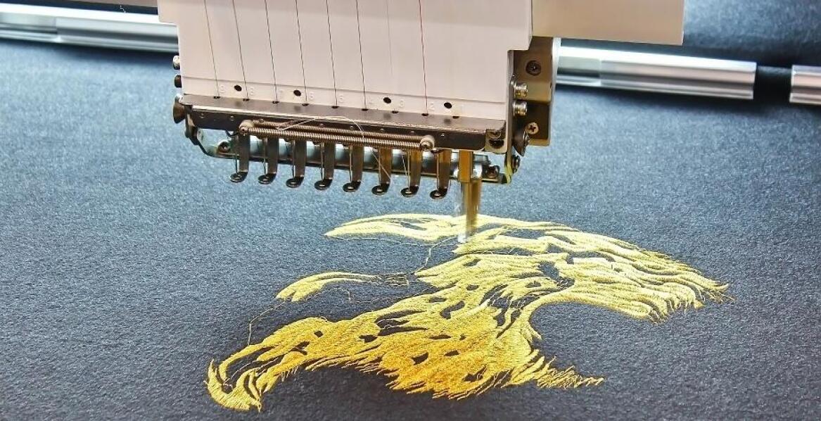 Kreatywne podejście do projektowania i wyszywania sztandarów.