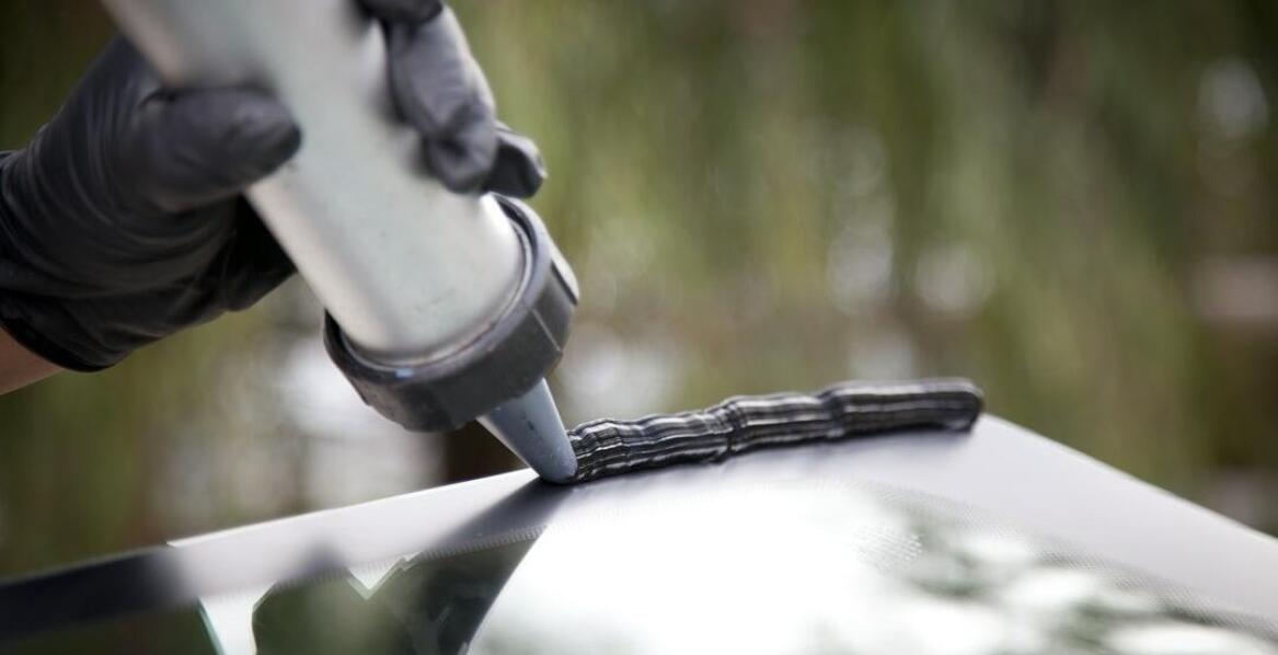 Jak dobrać mocne spoiwo do montażu ciężkich konstrukcyjnych elementów?