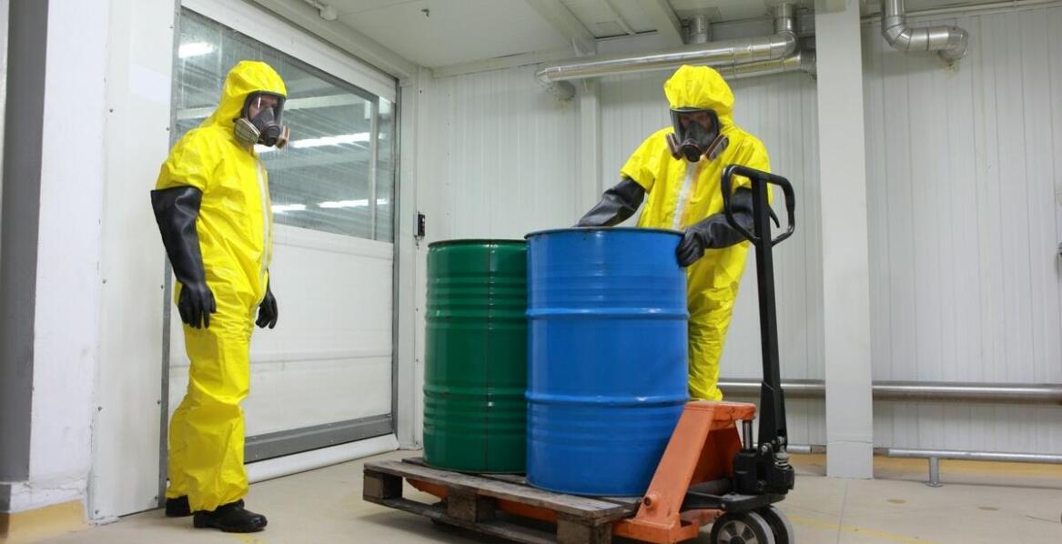 Rola specjalistycznego sprzętu w transporcie i odbiorze materiałów niebezpiecznych