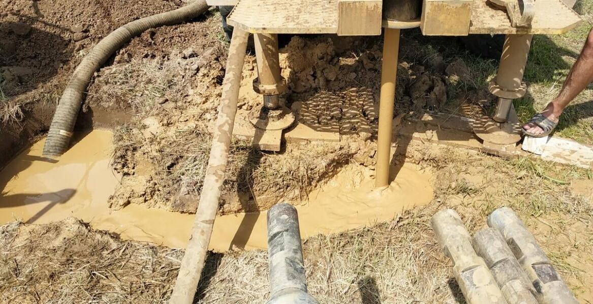 Jakie są wyzwania związane z wierceniem studni na terenach podmokłych?