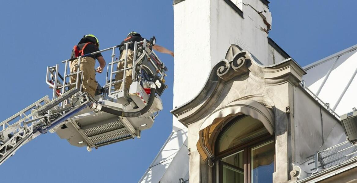 Inspekcje architektonicznych elementów przy użyciu koszowych podnośników
