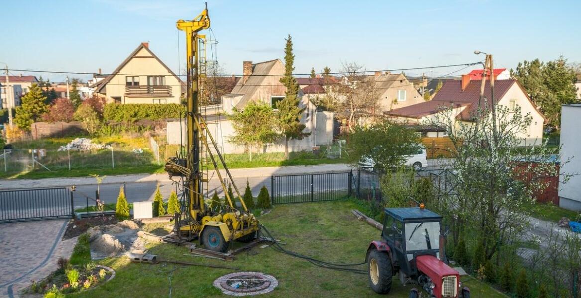 Na co zwrócić uwagę przy wyborze lokalizacji do wiercenia studni w ogrodzie?