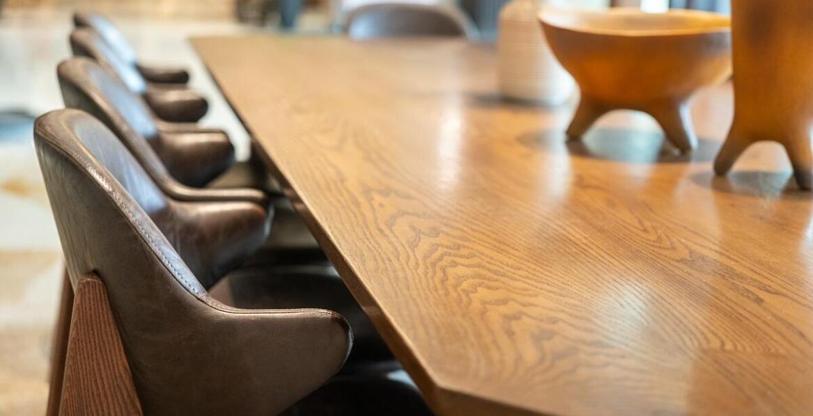 Drewniane krzesła w odcieniu palisander – elegancki wybór na lata