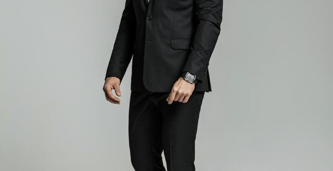Czarny męski garnitur: co sprawia, że jest ponadczasowym wyborem?