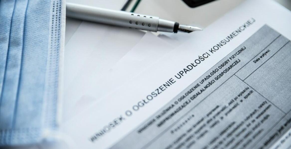 Adwokat a zdalne prowadzenie spraw o konsumencką upadłość – jak to działa?