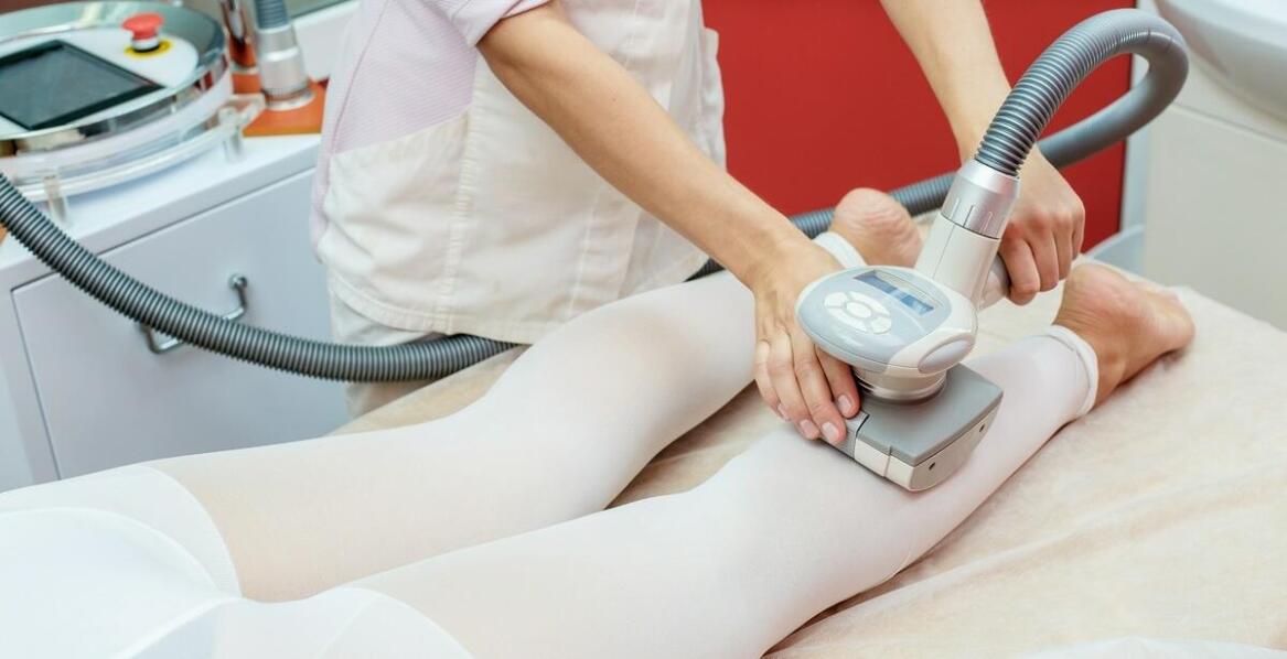 Zabiegi modelujące sylwetkę z uderzeniową falą – co warto wiedzieć przed decyzją?