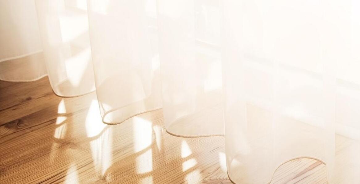 Porady dotyczące wyboru firan na wymiar dla małych przestrzeni