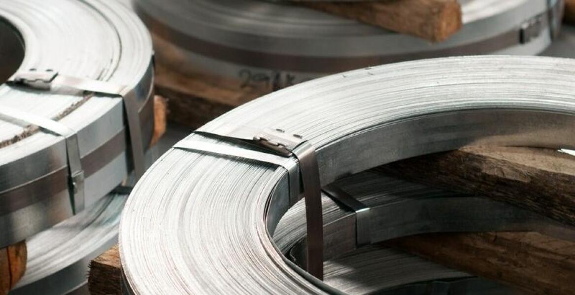 Zastosowanie stalowych taśm w przemyśle: kluczowe właściwości