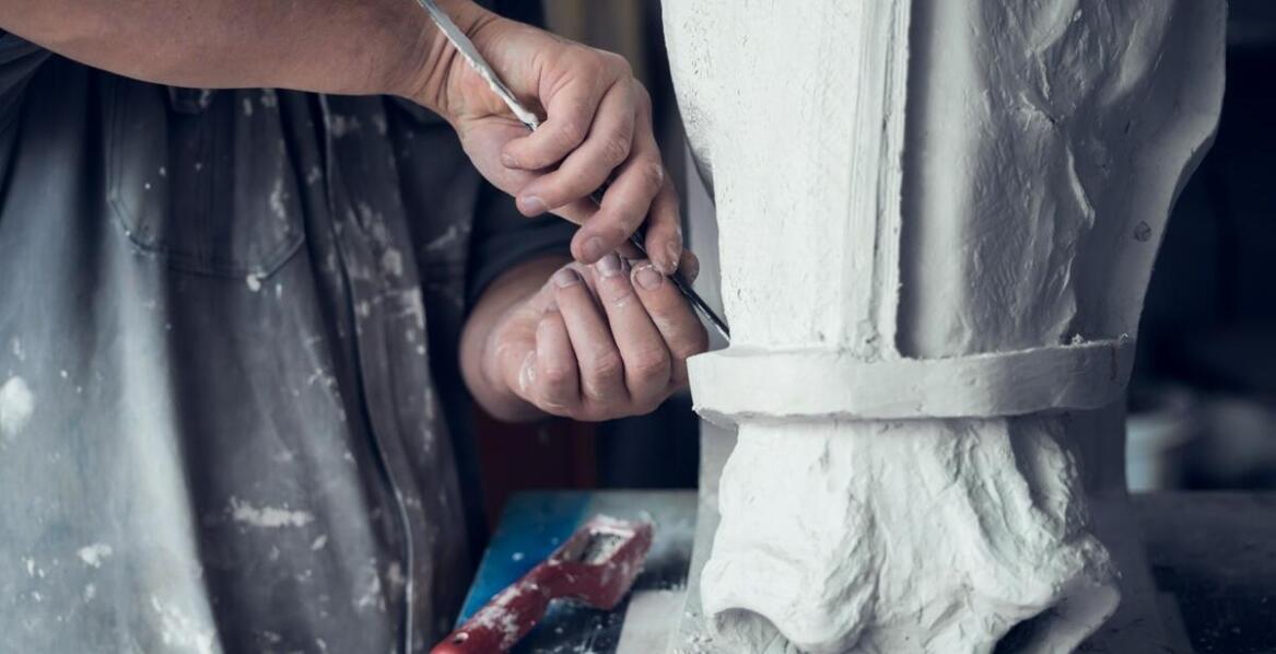 Jakie są zalety stosowania modelarskiego gipsu w rzeźbiarstwie?