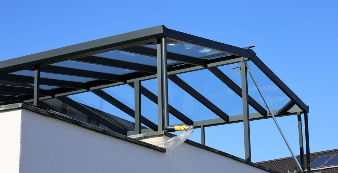 Zadaszenie balkonu w bloku jako element zwiększający prywatność dla mieszkańców