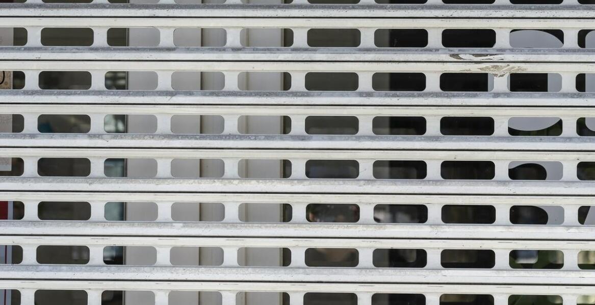 Ryflowana blacha w konstrukcji schodów – praktyczność i estetyka