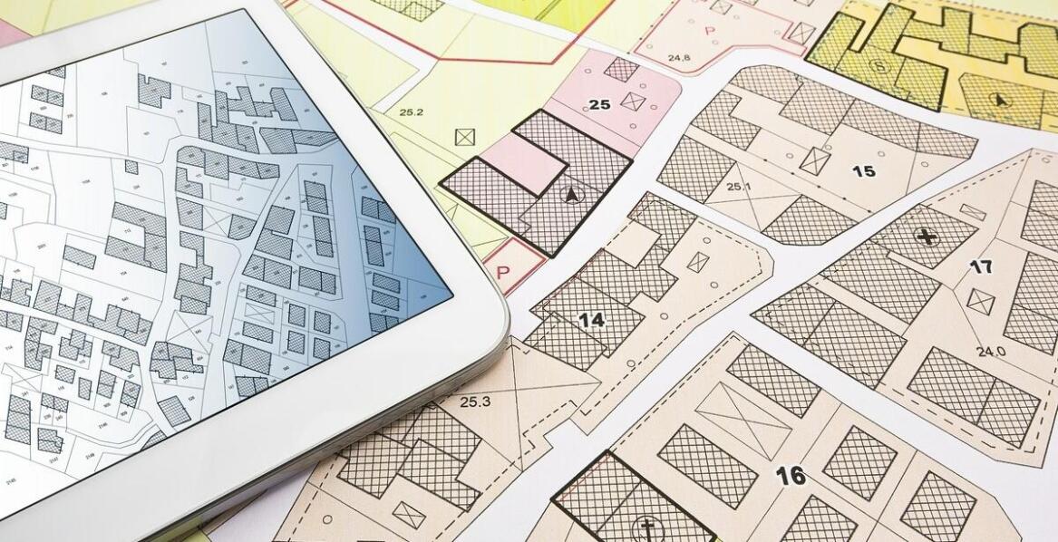Jak przeanalizować symbole w planie zagospodarowania przy projektowaniu parterowych domów?