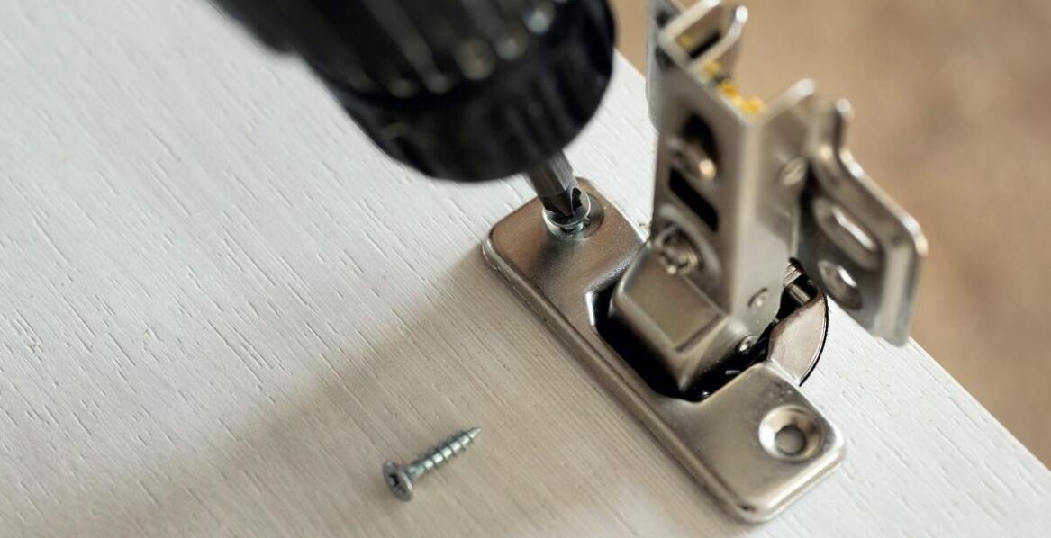 Wybór odpowiednich zawiasów do mebli – kluczowe aspekty