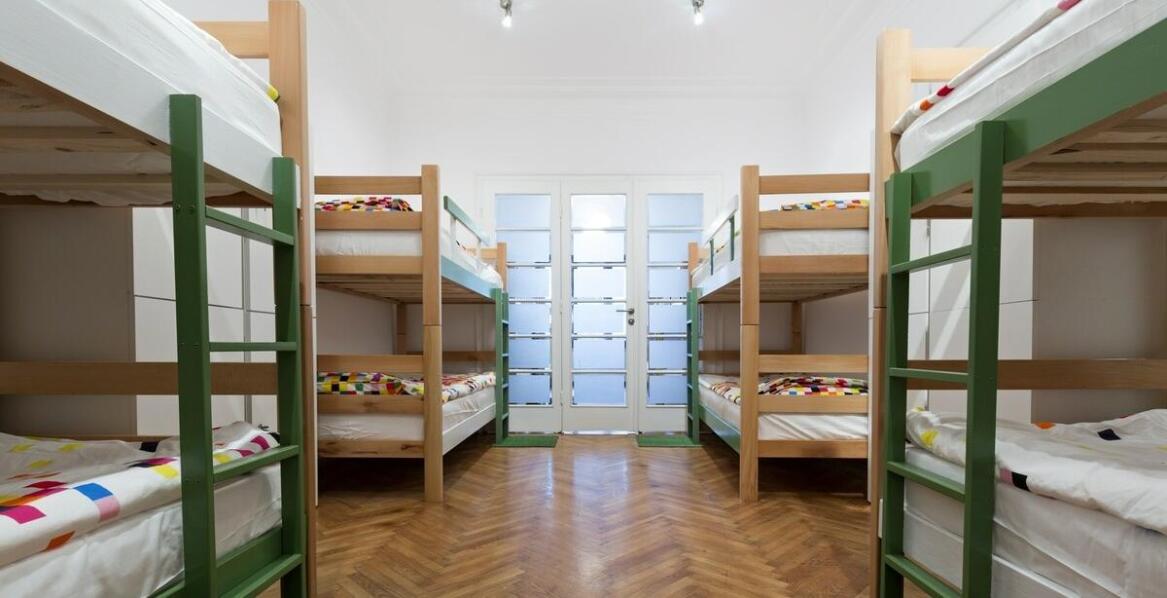 Jakie są korzyści z wyboru hostelu z jasnymi, dużymi oknami?