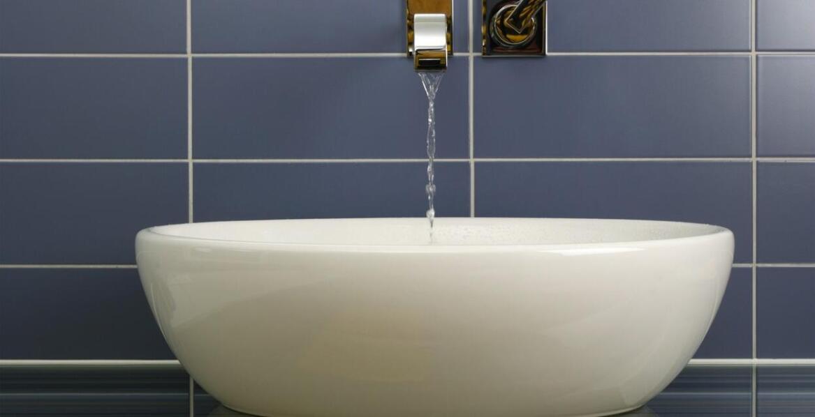 Wybór odpowiedniego rozmiaru kamiennej umywalki do małej łazienki