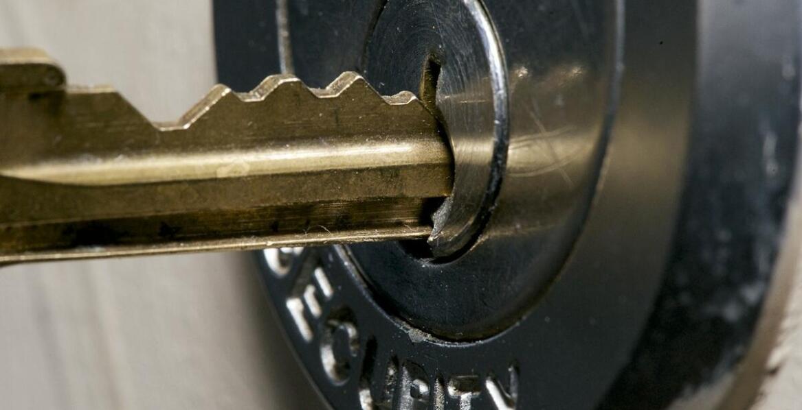 Wybór nakładanego zamka do mebli hotelowych – kluczowe aspekty