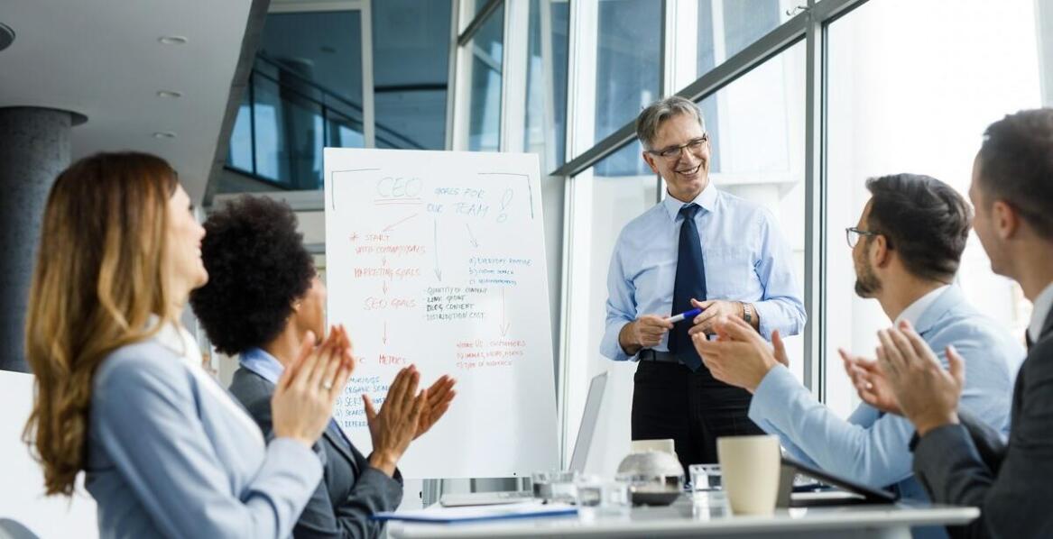 Jak nauka angielskiego dla firm wspiera rozwój międzykulturowych kompetencji pracowników?