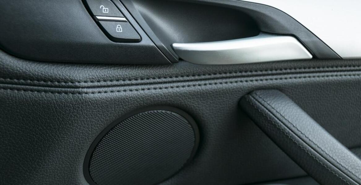 Jakie technologie są stosowane w nowoczesnym tapicerowaniu drzwiowych boczków?