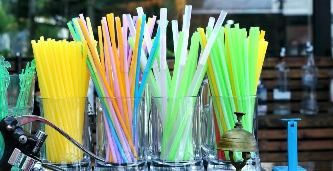 Zróżnicowanie oferty plastikowych krótkich słomek dla branży gastronomicznej