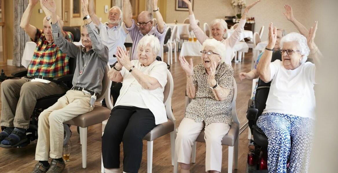 Jak terapeutyczne grupowe zajęcia pomagają osobom z demencją?