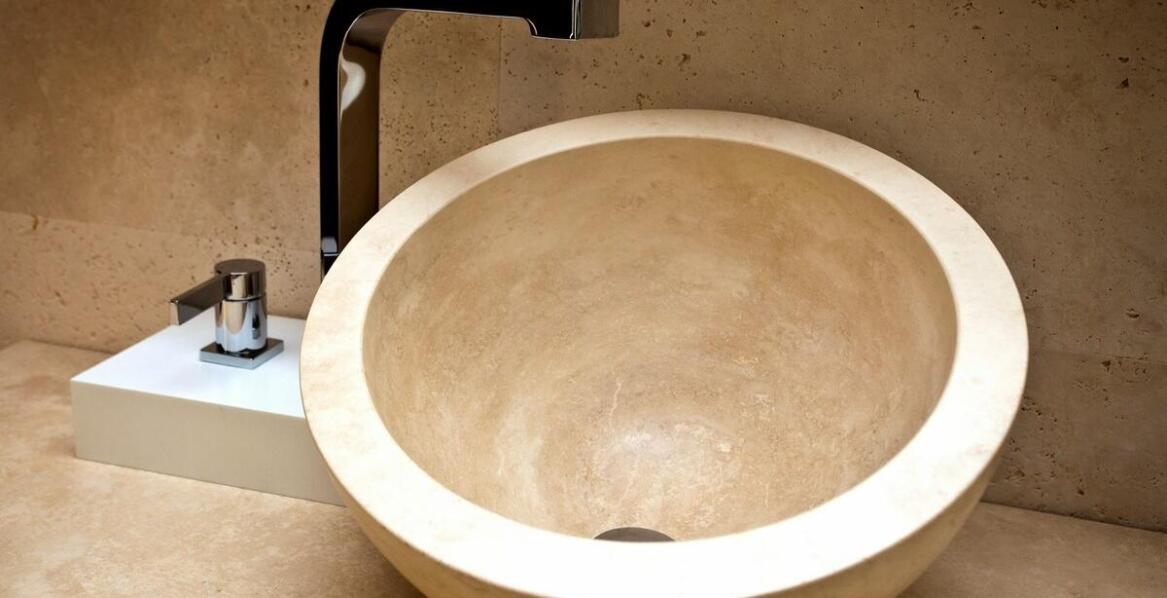 Porównanie umywalek z trawertynu i innych naturalnych kamieni