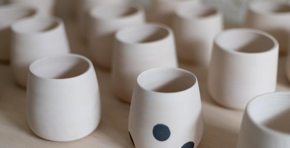 Korzyści z personalizacji filiżanek z logo dla Twojego biznesu