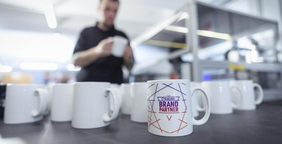 Jak reklamowy kubek z nadrukiem może zwiększyć rozpoznawalność Twojej marki?