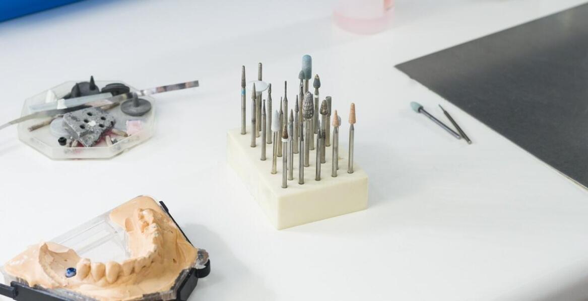 Jakie są kluczowe kryteria wyboru dentystycznego gipsu dla zaawansowanych projektów?