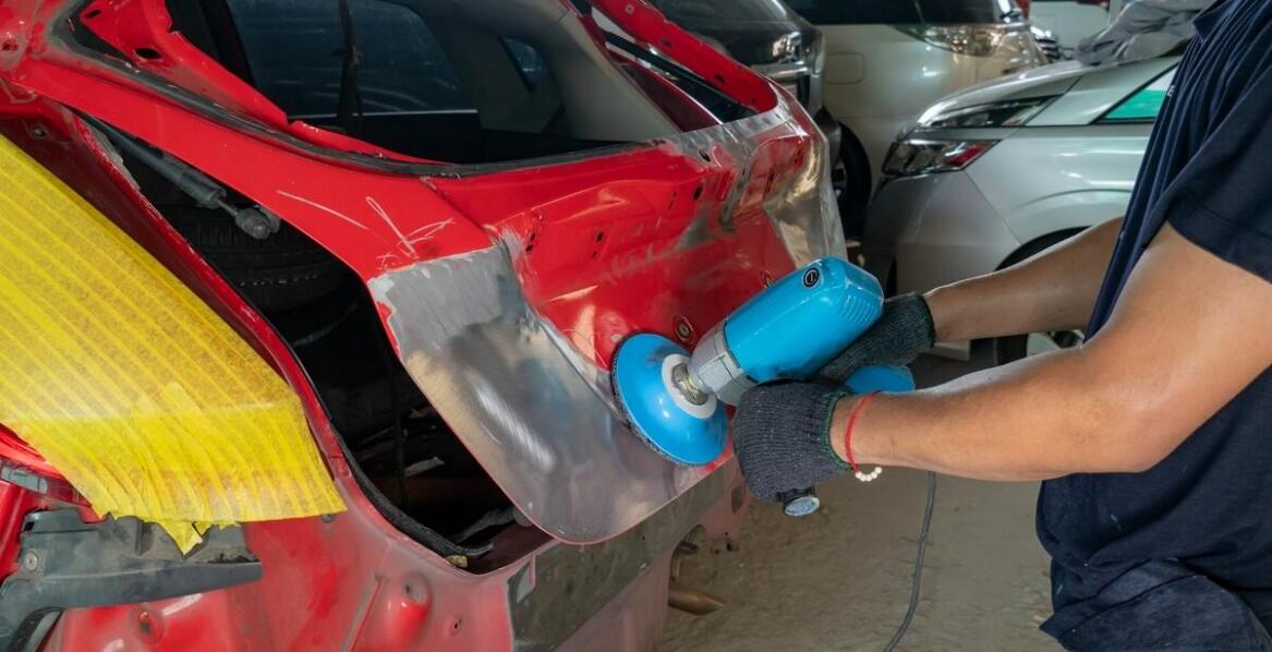 Dlaczego warto zlecić naprawę parkingowych szkód profesjonalnemu warsztatowi?